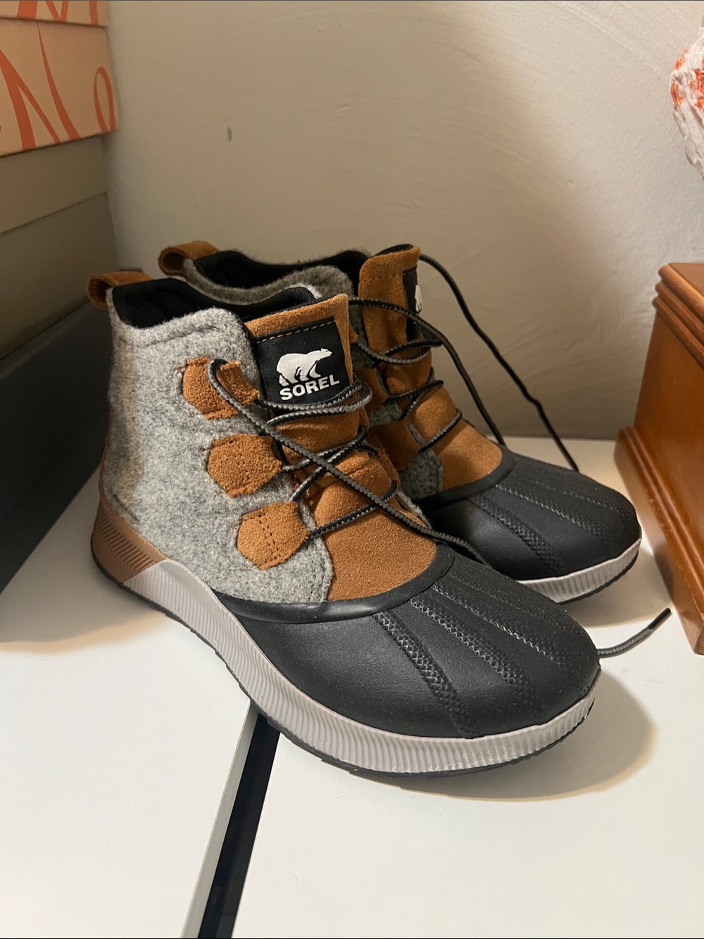 Sorel Womens Brown, Gray & Black Lace-Up Winter Boots